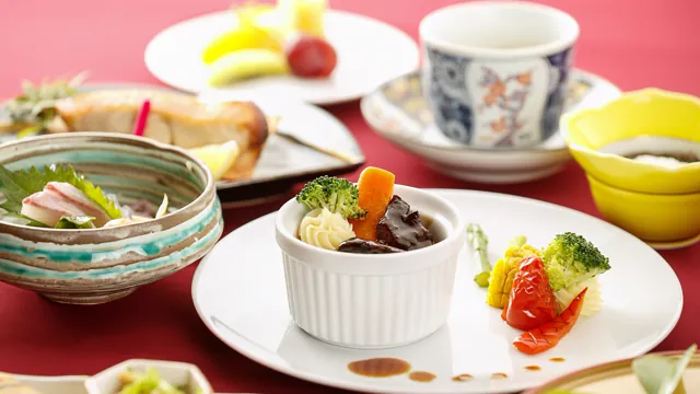 会席「調」の一例。白いココットのビーフシチューを中心に、焼物とお造りが並ぶ